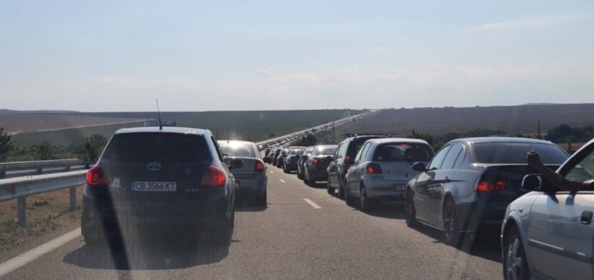 Катастрофа с микробус затруднява движението на магистрала Тракия. Инцидентът се