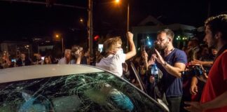 Заблуден инфлуенсър, пропуснал партийния инструктаж, клати сглобката