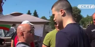 Агресивен защитник от палатковия лагер пред МОЧА избива микрофона на репортер /видео/