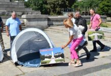 Махат „катуна“ с палатките на Мая Манолова от МОЧА