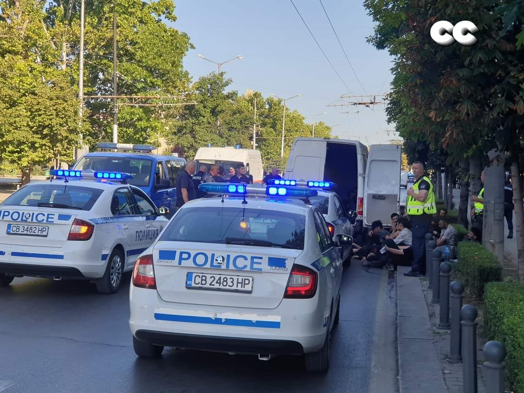 Бус с нелегални мигранти задържаха в центъра на София Той
