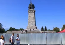 Оградиха МОЧА, Мая Манолова в истерия