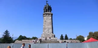 Оградиха МОЧА, Мая Манолова в истерия