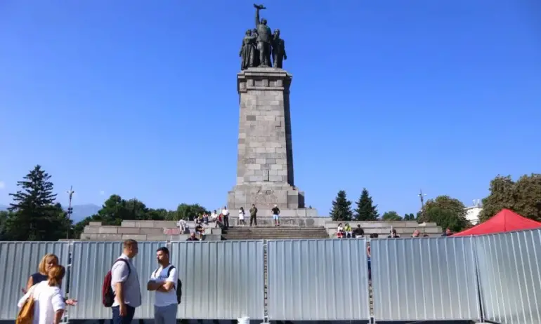 Работници започнаха да поставят строителна ограда на Паметинка на Съветската