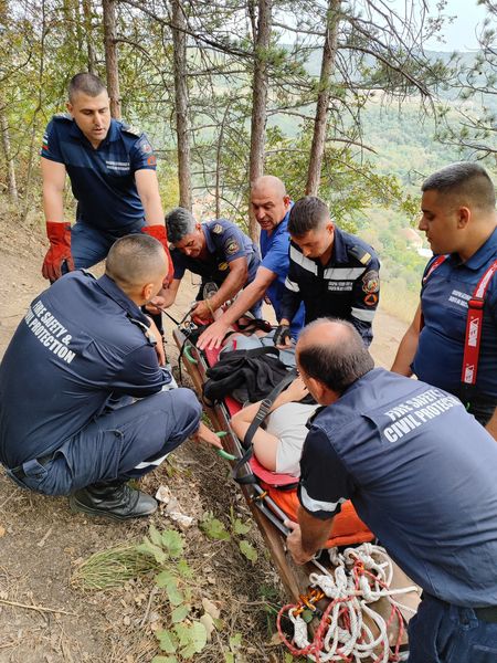 Пожарникари са спасили испанска туристка, пострадала край Люлката на любовта“