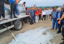 Кирил Вътев отиде при протестиращите, те изляха мляко пред него