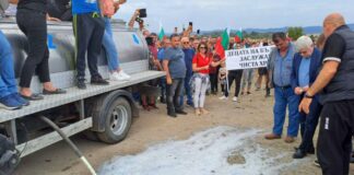 Кирил Вътев отиде при протестиращите, те изляха мляко пред него