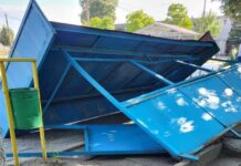 На косъм от трагедия в Дунавци! Спирка се сгромоляса, докато две деца стоят на пейката ѝ (СНИМКИ)