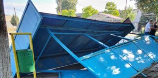 На косъм от трагедия в Дунавци! Спирка се сгромоляса, докато две деца стоят на пейката ѝ (СНИМКИ)