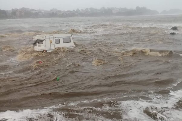 Двама души са загинали по време на потопа в Царево