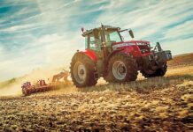 17-годишни момчета паднаха в дере с трактор