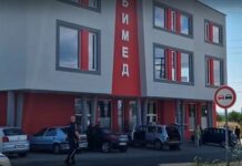 Барикадиралият се мъж прострелял двама, полицаи го изведоха от сградата