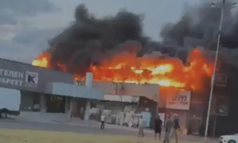 Овладян е пожарът който избухна в търговски център в Гоце