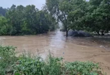 Поддал е мостът по обходния маршрут през къмпинг „Нестинарка“. Преминаването на коли и хора е забранено