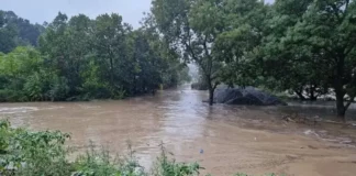 Поддал е мостът по обходния маршрут през къмпинг „Нестинарка“. Преминаването на коли и хора е забранено