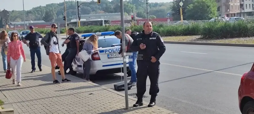 Простреляният от полицай тази сутрин в София е починал, съобщава