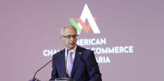 Денков кани протестиращите на среща в Раднево