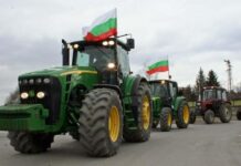 Костадин Костадинов отиде на протеста на земеделците, те го изгониха