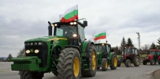 Земеделци с трактори блокират пътища в цялата страна