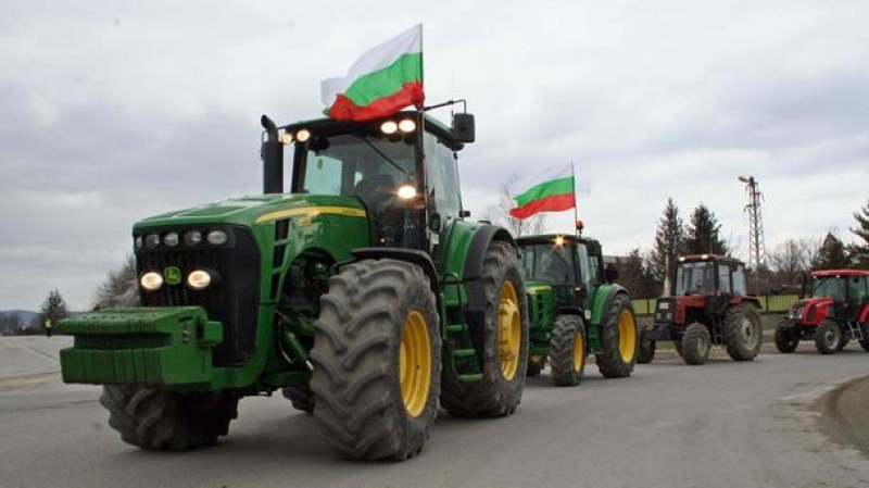 Земеделците с трактори започват протести в цялата страна Десетки машини