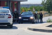 Въоръжен мъж се барикадира в Стара Загора