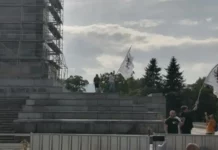 Протестът на „Възраждане“ ескалира до бой с полицията. Опитаха да свалят скелето на МОЧА