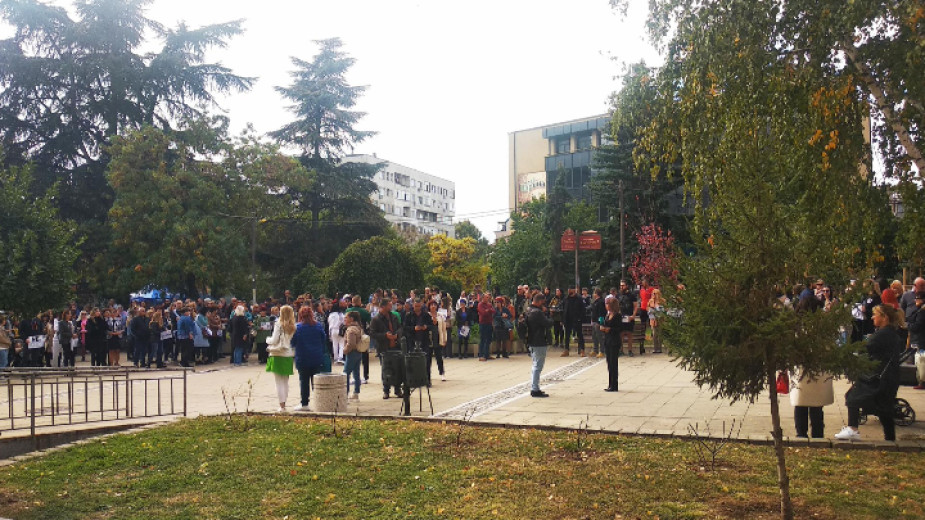 Стотици жители на Благоевград изпълниха площада пред Съдебната палата в