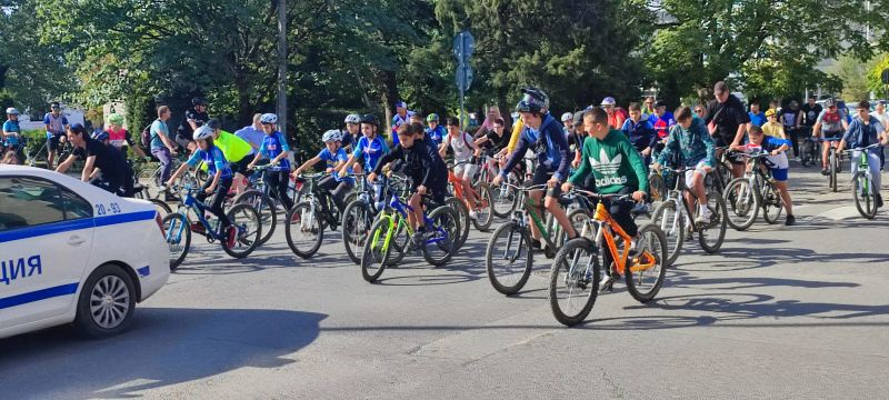 Над 100 души се включиха в градския велотур организиран от