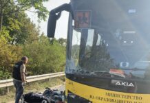 Моторист се удари челно в училищен автобус и загина