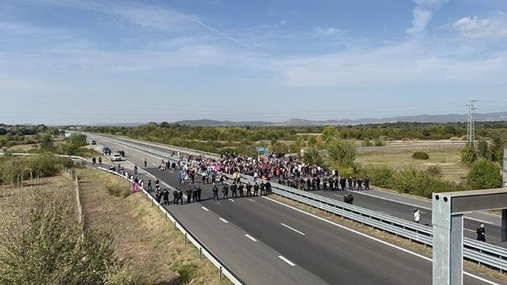 13-и ден блокада на автомагистрала Тракия“ при 208-ия километър и