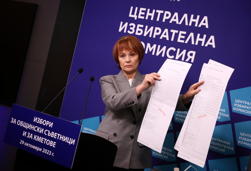 Централната избирателна комисия показа образци на хартиената и електронната бюлетини