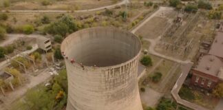 Активисти на „Грийнпийс“ се качиха върху кула в ТЕЦ „Марица 3″ край Димитровград