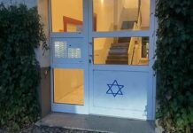 Еврейски звезди по вратите в Берлин като по времето на Хитлер (Снимки)