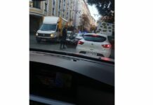 Кола помете полицай на мотор