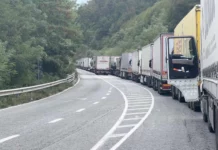 Трети ден продължават протестите и блокадите на пътища в страната