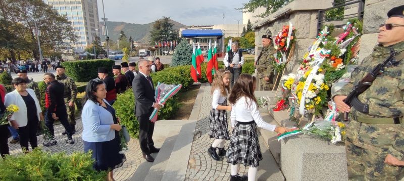 С издигане на националното знаме знамето на Сливен и ЕС