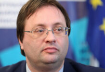 Консултантът на ЦИК Доц. Златогор Минчев: Не е ясно в момента с какво са заредени машините