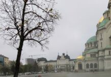 Писателят Стефан Кисьов: Безумие. Чистят паветата пред „Св. Ал. Невски“ с водоструйка