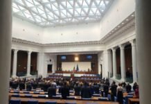 Депутатите вдигнаха заплатите на преподавателите в университетите и научните работници въпреки съпротивата на ПП-ДБ