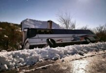 Заради заледен път автобус с работници се обърна край Мездра