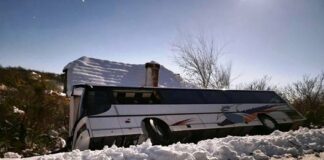 Заради заледен път автобус с работници се обърна край Мездра