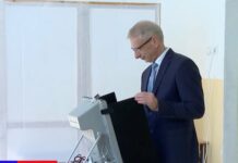 Денков не успя да гласува от раз, машината му блокира