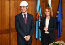 Фандъкова подари каската си на Васил Терзиев