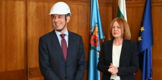 Фандъкова подари каската си на Васил Терзиев