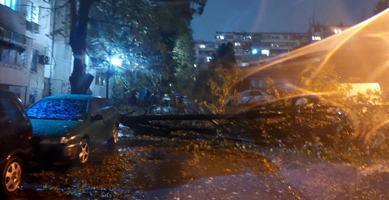 Бедственото положение във Варна остава в сила съобщиха късно снощи