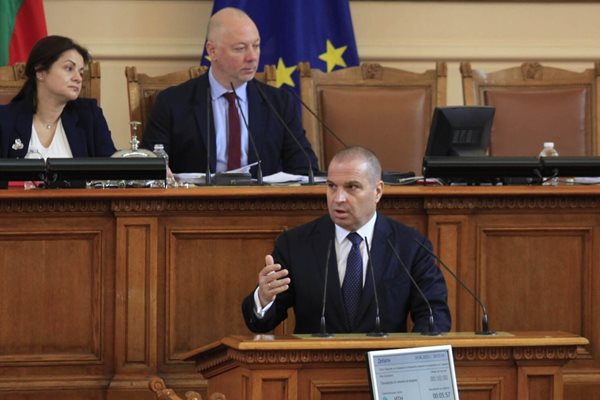 Депутатът от ИТН и бивш регионален министър Гроздан Караджов рапира