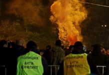 Прокуратурата задържа 20-годишен, счупил с камък стъклото на полицейския бус при погромите снощи