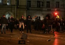 „Пия бира, защо ме удряш“: на видео се вижда как полицаи бият с палки хора в заведение в центъра /видео/