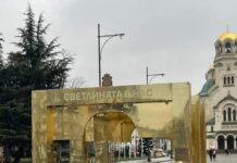 Златистите тараби на площад „Св. Александър Невски“ символизират изпразнените от идеология хунвейбини, които нахлуха в парламента и общината