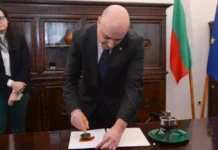 Правосъдният министър подпечата промените в конституцията с държавния печат